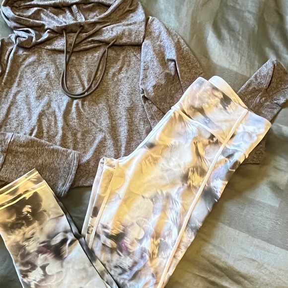 Athleta Run Free Tights - Winter Floral Sz M - Picture 8 of 8